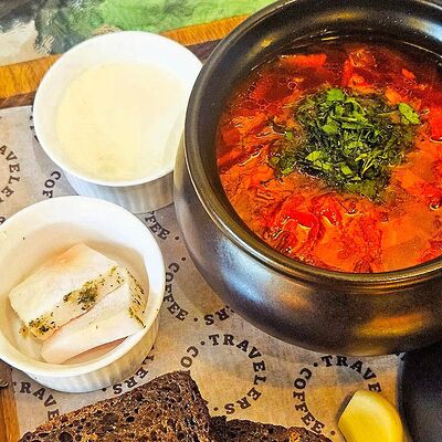 Борщ домашний на говяжьем бульоне в Travelers Coffee по цене 475 ₽