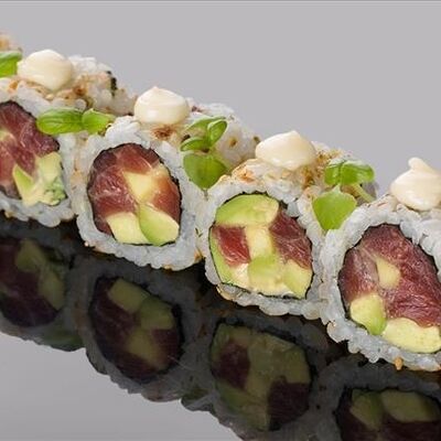 Ролл с тунцом блюфин и трюфельным соусом в Bluefin по цене 3120 ₽