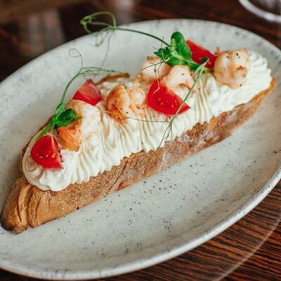 Брускетта с лимонным кремом и креветкой в Макадамия по цене 490 ₽