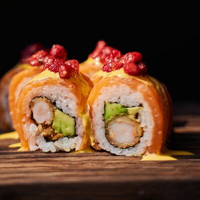 Ролл с хрустящей креветкой внутри, лососем и землянкой снаружи в Полтора тигра по цене 970