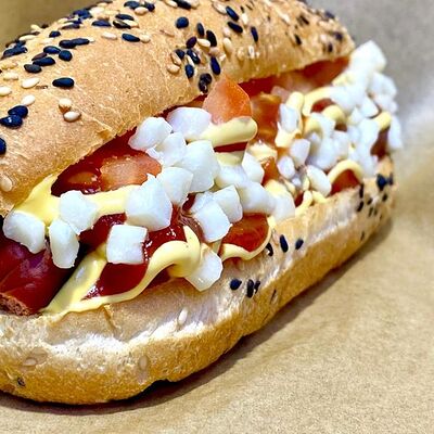 Фирменный хот-дог в ЗА ОБЕ ЩЁКИ по цене 390 ₽