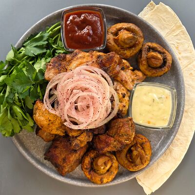 Шашлык для двоих (2-3 персоны) в Мужчина готовит по цене 2230 ₽