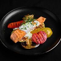 Стейк из лосося с овощами на гриле со сливочным соусом в Level kitchenbar