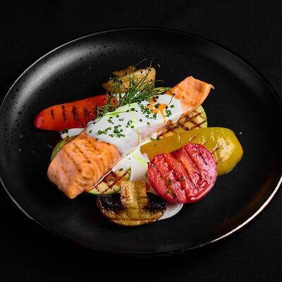 Стейк из лосося с овощами на гриле со сливочным соусом в Level kitchenbar по цене 1290 ₽