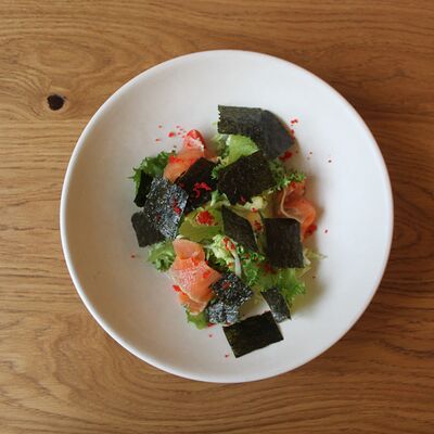 Салат с лососем, чукой и манговой заправкой в Гербарий по цене 520 ₽