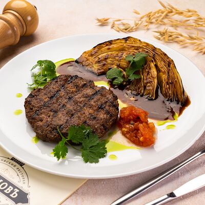 Рубленный медальон из дикого кабана со стеком из капусты в Абрамовъ по цене 1490 ₽