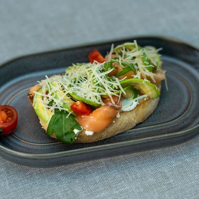 Лосось с авокадо в Есть на море по цене 590 ₽