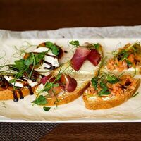 Сет из брускетт в Ночь, улица, фонарь