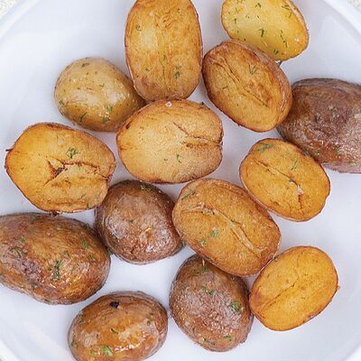 Бэби-картофель с чесноком и зеленью в Тальятелло по цене 350 ₽