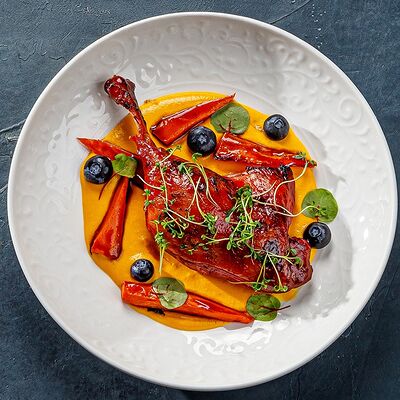 Утиная ножка конфи с текстурами из морковив Этажи по цене 799 ₽