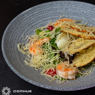 Салат Цезарь с креветками в Солнце по цене 620 ₽