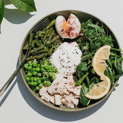 Зеленый боул с курицей в Renoir coffee по цене 610 ₽