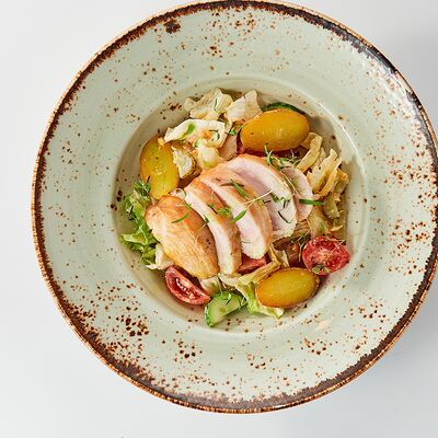 Салат с цыпленком су-вид в Room-cafe по цене 610 ₽