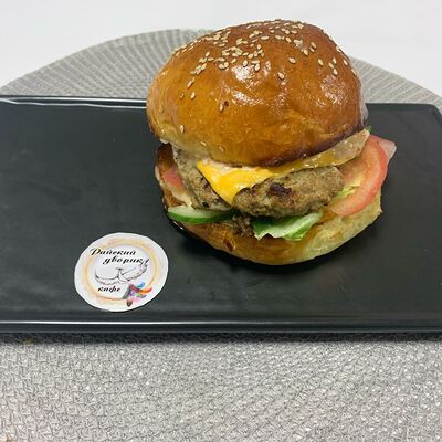 Бургер с котлетой из мраморной говядины в Райский дворик по цене 500 ₽