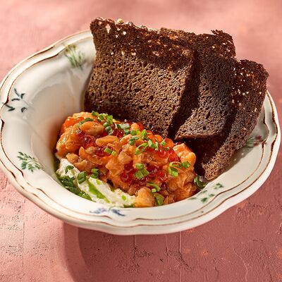Тартар из форели с бородинскими гренками в KITCHEN по цене 450 ₽