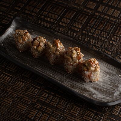 Запечённый ролл с угрем, грибами шиитаке и трюфелем в Asian Hands по цене 1320 ₽