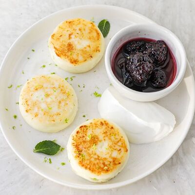 Сырники с домашним вареньем и сметаной в MAYAR по цене 660 ₽