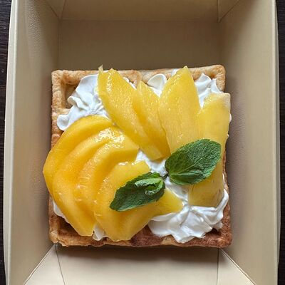 Вафля с кокосово-творожным кремом и манго в Best Food Sochi кафе правильного питания по цене 580 ₽