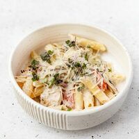 Пенне с курицей и грибами в сливочном соусе в Gagarin Coffee & Kitchen