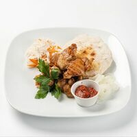 Шашлык из цыплёнка с салатом, соусом, маринованным луком и питой в Матрешка