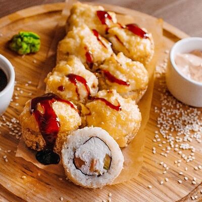 Запечённый ролл с лососем и крабом в Monsterpizzz по цене 665 ₽