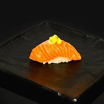 Суши с лососем в Бейкер суши по цене 239 ₽