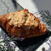 Круассан миндальный с малиной в Два зерна