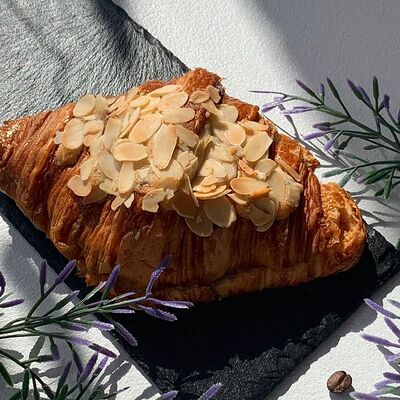 Круассан миндальный с малиной в Два зерна по цене 239 ₽