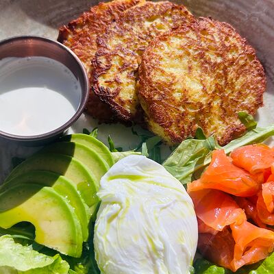 Драники с лососем и яйцом пашот в Tugannar по цене 790 ₽