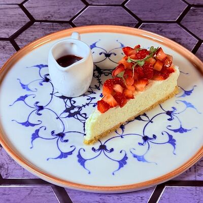Холодный сырный пирог с клубникой и домашним вареньем в МЁД kitchen по цене 636 ₽