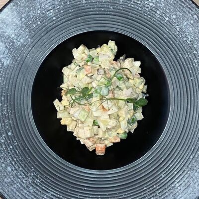 Оливье с копченой курицей в Чкалов. Северная кухня по цене 520 ₽