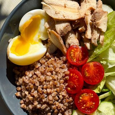 Гречневая каша с курицей и яйцом в Сельдерей по цене 520 ₽
