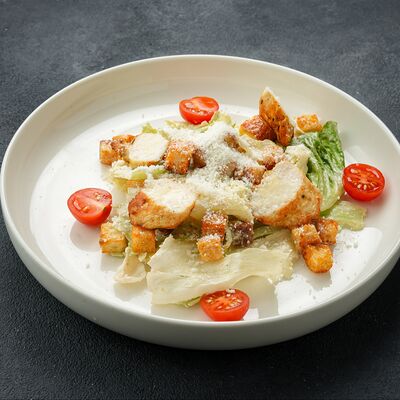 Салат Цезарь с обжаренным цыпленком в Мясо и вино по цене 830 ₽