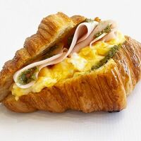 Круассан с соусом песто, ветчиной и омлетом скрэмблв 11/47 Bakery