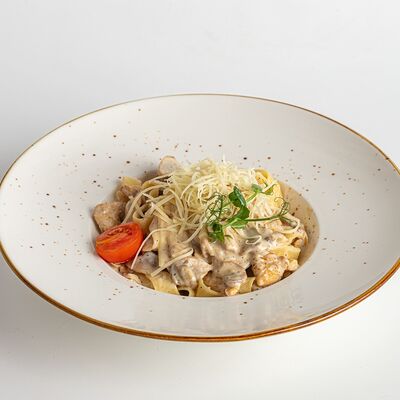 Паста Фетучини с курицей и грибами в SQ PLOV по цене 3090 ₸
