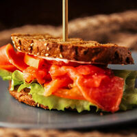 Сэндвич со слабосоленым лососем в Leon cafe