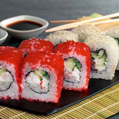 Роллы Филадельфия в кунжуте, Калифорния в Yorokobi по цене 580 ₽