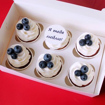 6 капкейков с ягодами голубики и табличкой я тебя люблю в Savoro по цене 3090 ₽