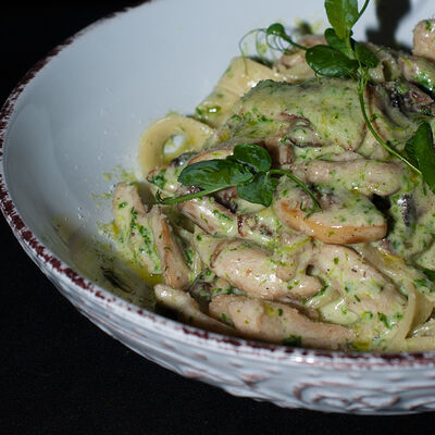 Феттуччине с курицей и грибами в Ostroff по цене 610 ₽