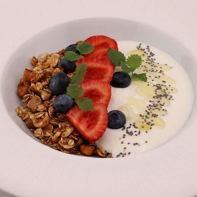 Кокосовая гранола с мацони и медом в Melty по цене 495 ₽