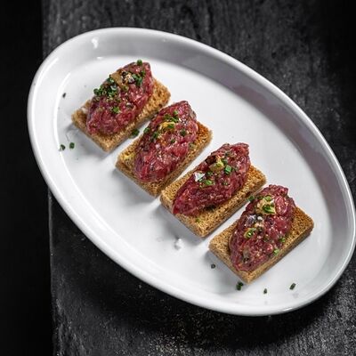 Тартар из мраморной говядины с горчичным майо в Техникум по цене 890 ₽