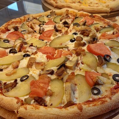 Пицца Деревенская в Жарко вкусно по цене 750 ₽