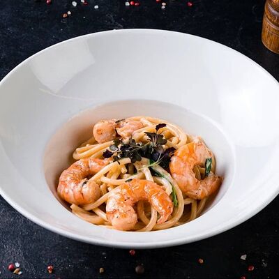 Паста с креветками и шпинатом в устричном соусев Catch по цене 36 р.