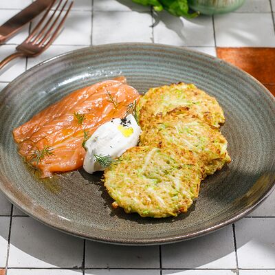 Оладьи из цукини с лососем фирменного посола в ЛарисуВаннуХочу по цене 790