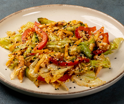 Салат с курой и соусом из вяленных томатов в Uno - завтраки весь день по цене 549 ₽