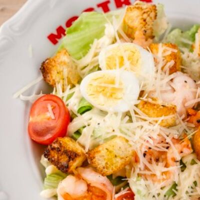 Салат Цезарь с креветками в Mostra по цене 740 ₽