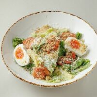 Салат с бедром цыплёнка в Buana cafe