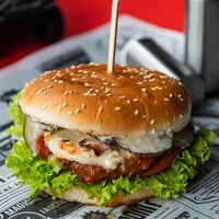 Бургер Double Cheese в Garage Bistro