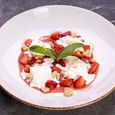 Страчателла с клубникой в Dolce casa по цене 750 ₽