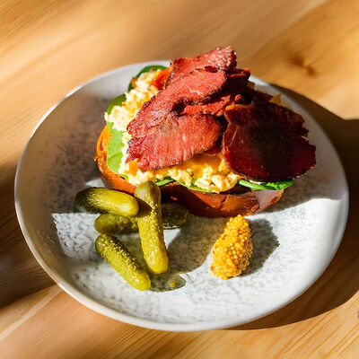 Бриошь с пастрами и скремблом в Ранняя пташка по цене 950 ₽